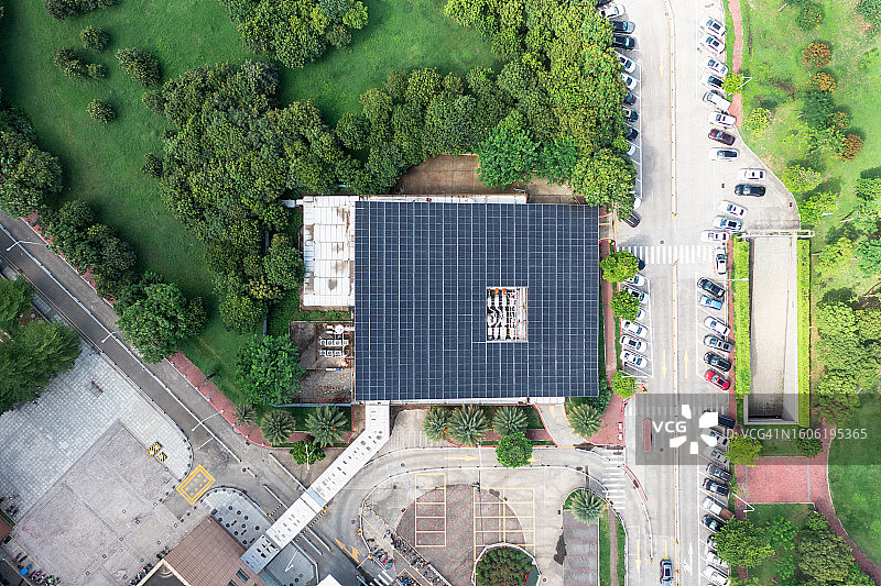 现代可持续能源，屋顶上的太阳能电池板图片素材