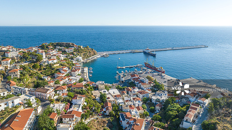 希腊伊卡利亚岛上的埃夫迪罗斯镇鸟瞰图图片素材