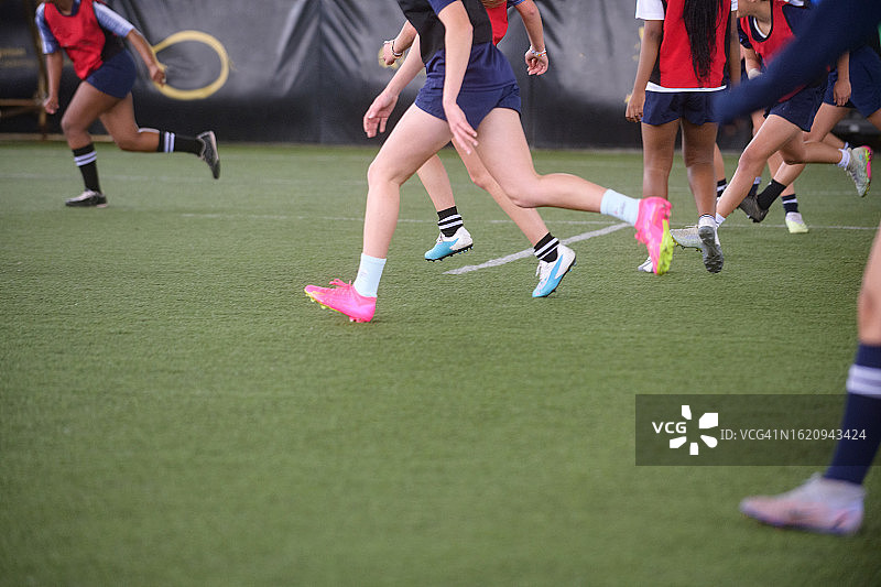 女子足球腿部游戏练习室内跑步图片素材