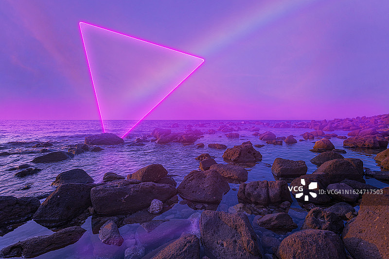 用霓虹灯做成的三角形在海岸彩虹里面表演图片素材