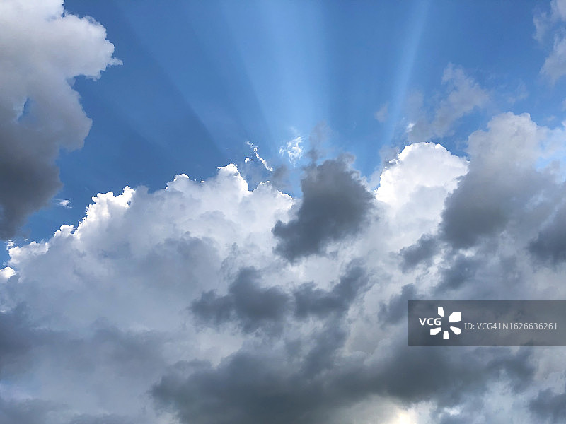 天空风暴云图。柔和的阳光。全景图像，纹理，背景。副本的空间。气象学的概念图片素材