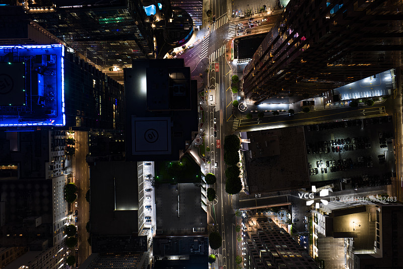 无人机在洛杉矶市中心菲格罗亚街的夜间拍摄图片素材