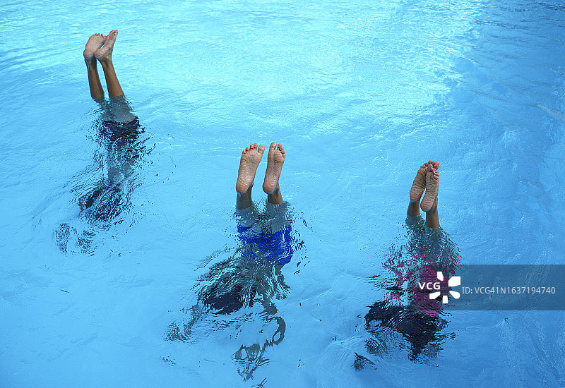 孩子们翘着腿跳进游泳池图片素材