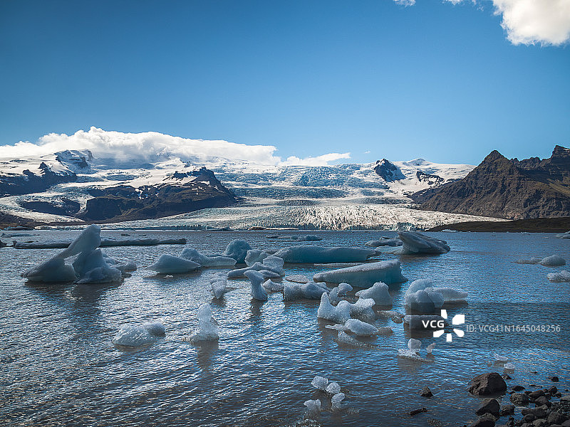冰岛东南部Vatnajökull国家公园的Fjallsarlon (Fjallsárlón)泻湖，冰山漂浮在水面上，背景是Vatnajokull冰川(冰川舌名为Fjallsjökull - Fjallsjokull)。图片素材