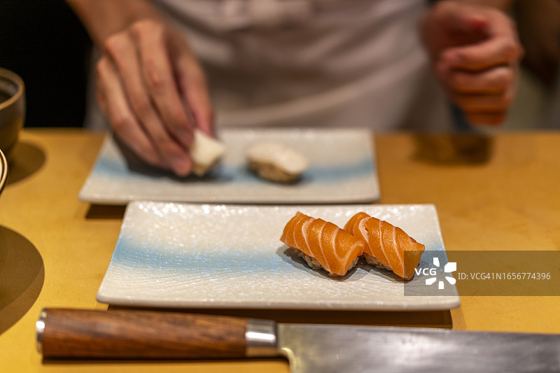 厨师准备寿司的特写图片素材