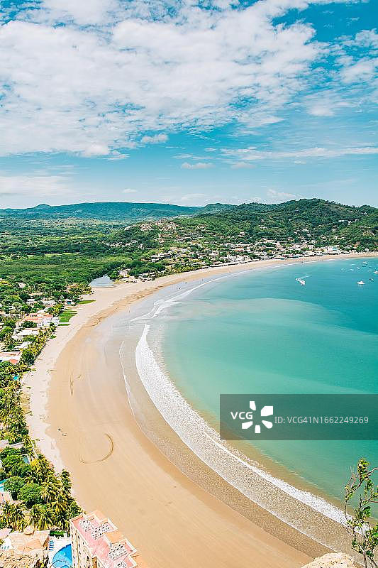 美丽的景色圣胡安德尔苏尔海滩在阳光明媚的日子。尼加拉瓜圣胡安海湾的全景图片素材