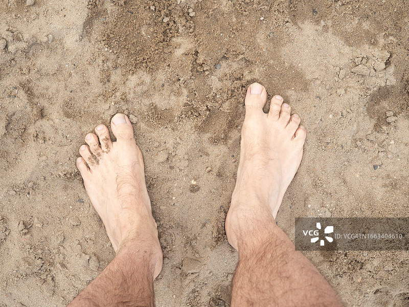 从个人角度看，一个人在海滩上行走的脚。德国图片素材