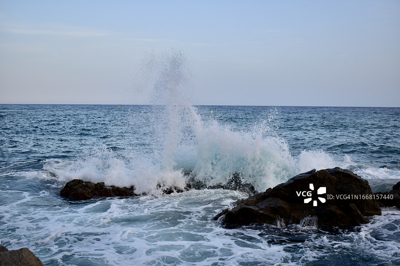 巨大的海浪冲击着岩石，略雷特德马尔海岸线，布拉瓦海岸，西班牙图片素材