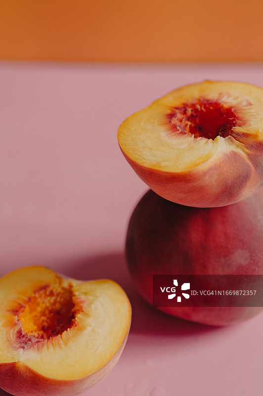 桃子的整体和切粉红色和橙色的背景图片素材