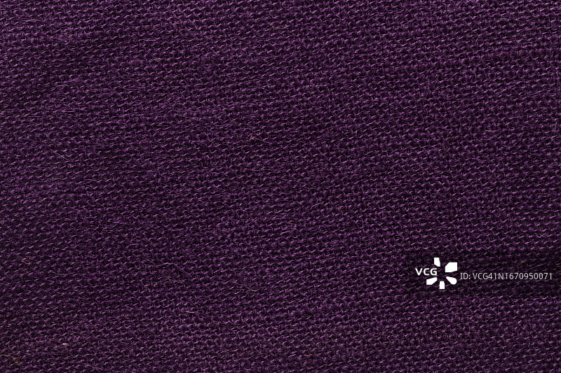 紫色粗布纹理和纺织背景与全框架。图片素材