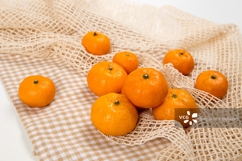 橙色的收获。许多橙子。从地里摘的桔子。图片素材