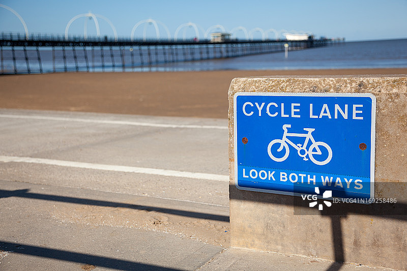 海滩旁的蓝色自行车道车道标志图片素材