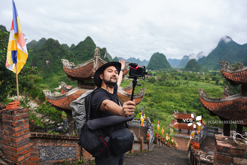 旅游博主在越南旅行时拍摄视频图片素材