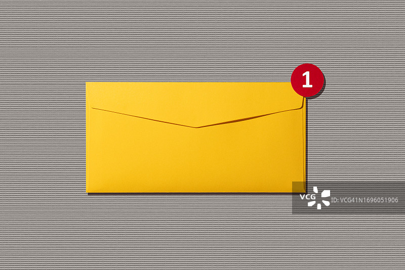 带有新电子邮件通知的黄色信封图片素材