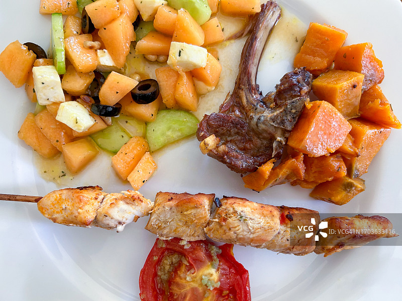 烧烤配鸡串和排骨，水果和蔬菜沙拉图片素材