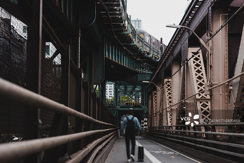 纽约地铁列车穿过昆斯伯勒大桥图片素材