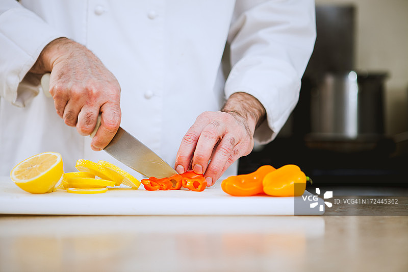 清洁白色餐厅厨房厨师切菜切椒板图片素材
