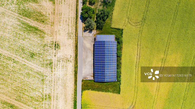 农场建筑上的太阳能板图片素材