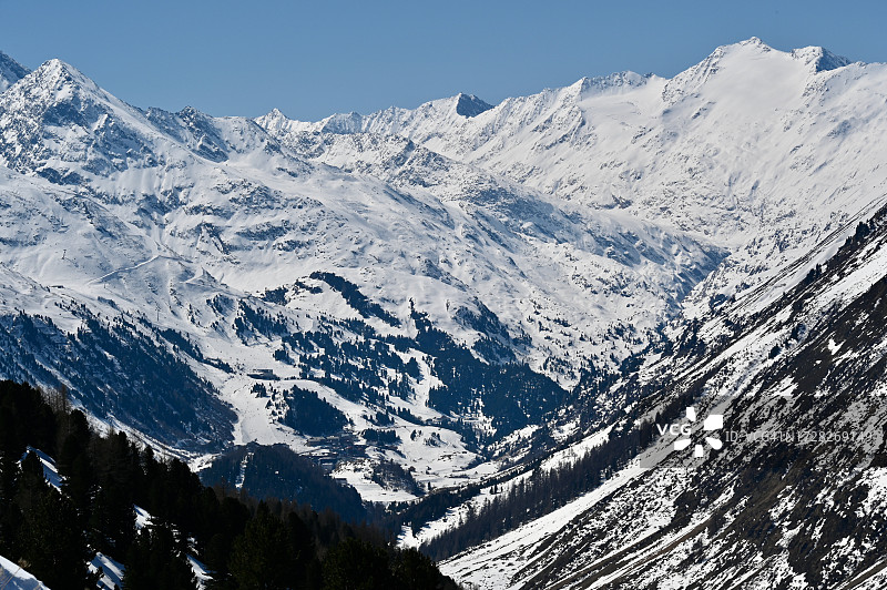 白雪皑皑的群山映衬着天空的美景图片素材