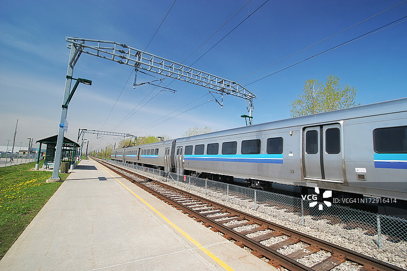 电动客运列车在郊区车站图片素材