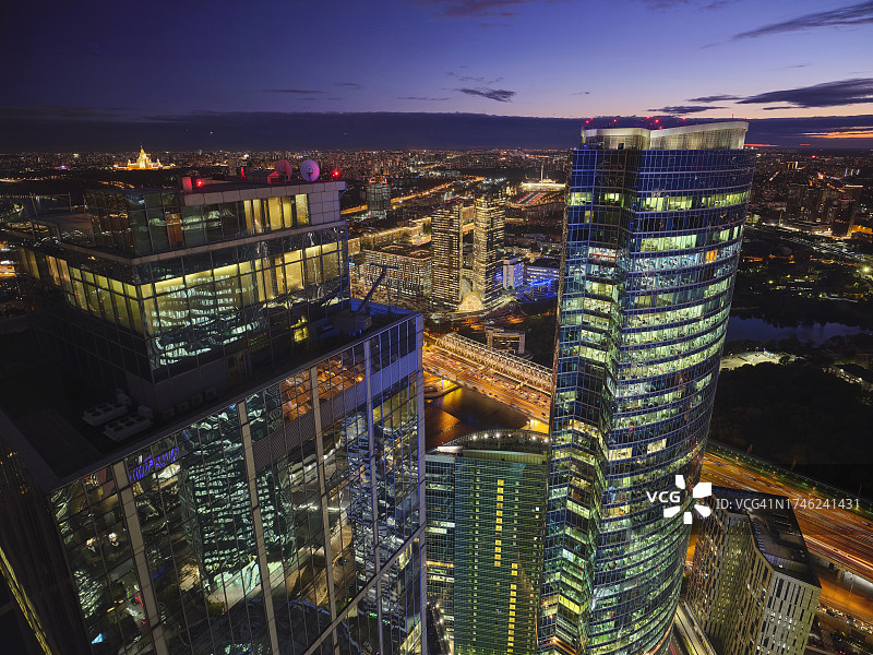 从莫斯科城摩天大楼的窗户看出去的风景图片素材
