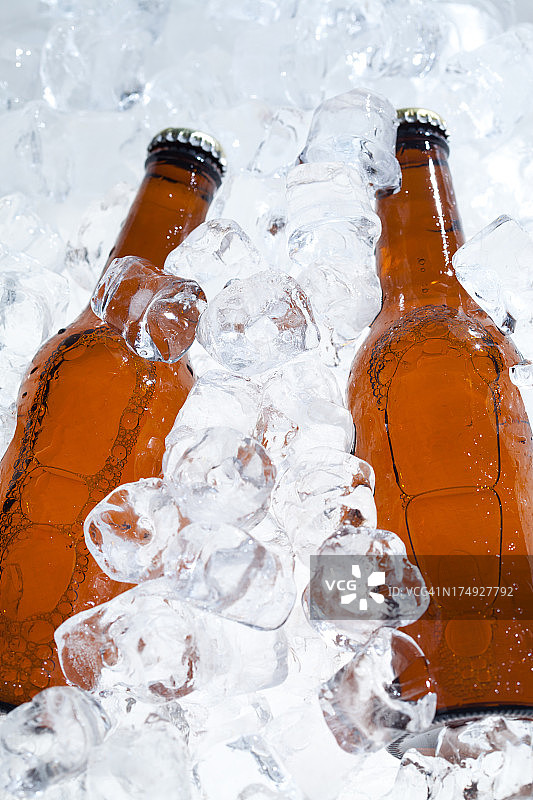 啤酒在冰上图片素材