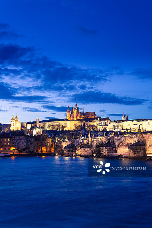 布拉格城堡和查理大桥的黄昏图片素材