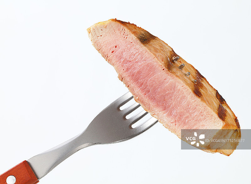 用叉子叉半熟的猪肉牛排图片素材
