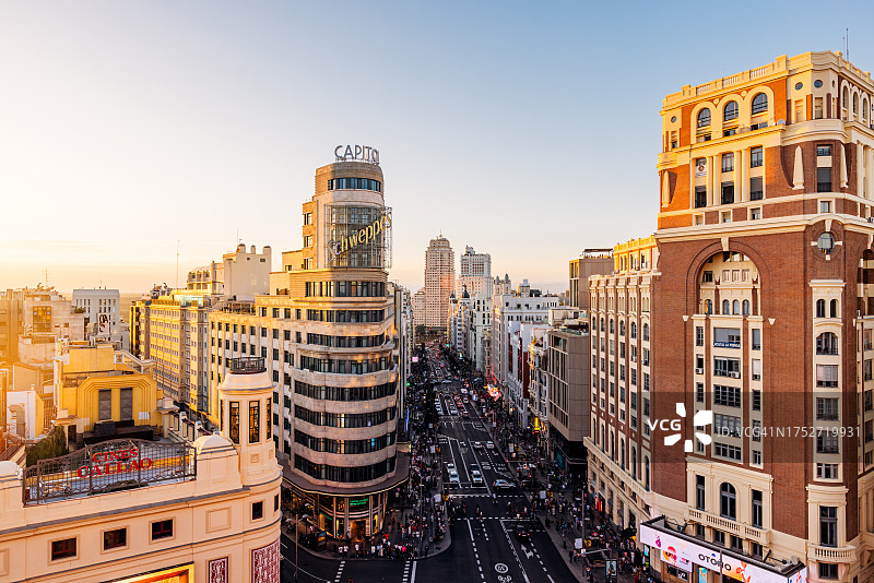 马德里城市景观与格兰街日落，鸟瞰图，西班牙图片素材