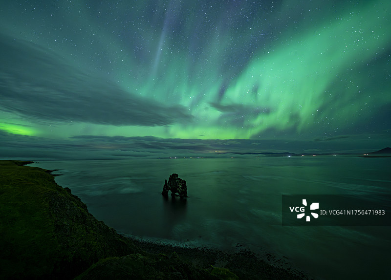 夜晚，湖面上的北极光映衬着天空图片素材