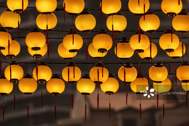 一串灯笼挂在寺庙里图片素材