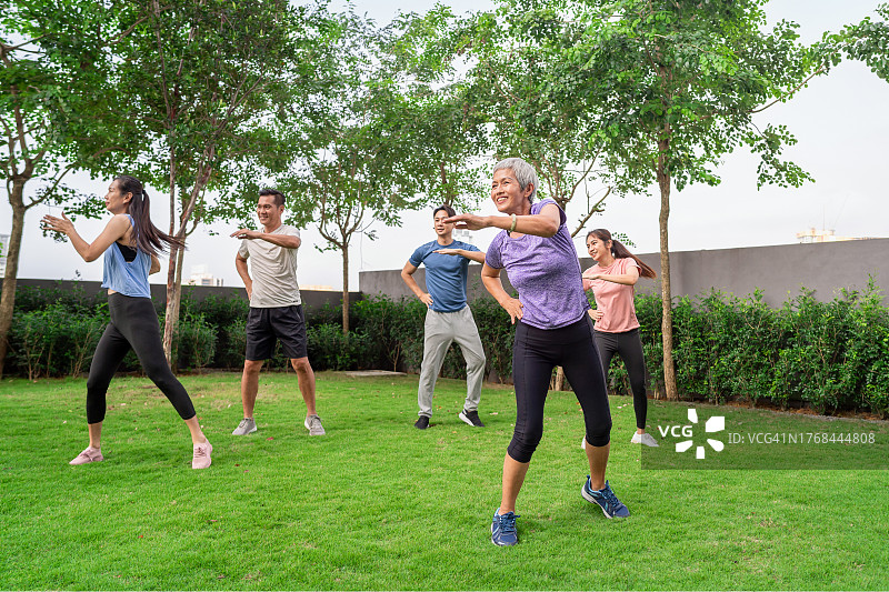 肌肉健康，锻炼和训练与退休社区图片素材