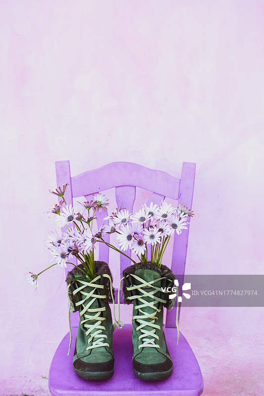 靴子上有紫色的花，椅子上有紫色的装饰图片素材