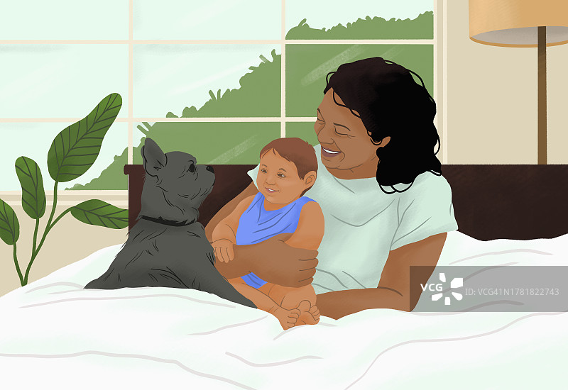 快乐的妈妈和宝贝儿子放松，躺在床上与狗在家里图片素材