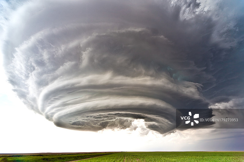 美国平原上的龙卷风超级单体图片素材
