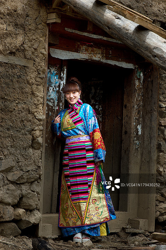 西藏美丽的女孩图片素材