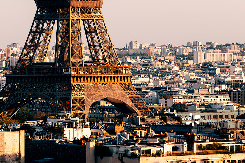 日落时分，埃菲尔铁塔在法国巴黎的天际线上独树一帜图片素材