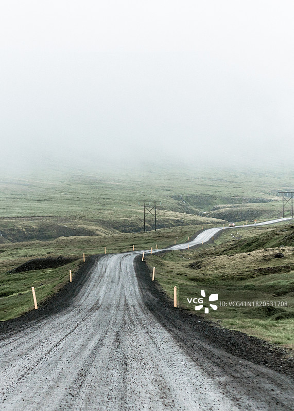 冰岛，大雾天气，空旷的道路映衬着天空图片素材