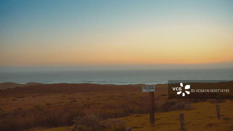 美国加州，日落时大海与晴空的美景图片素材