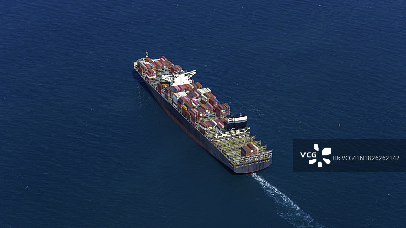 航拍集装箱船从蓝色大海的港口驶出。图片素材