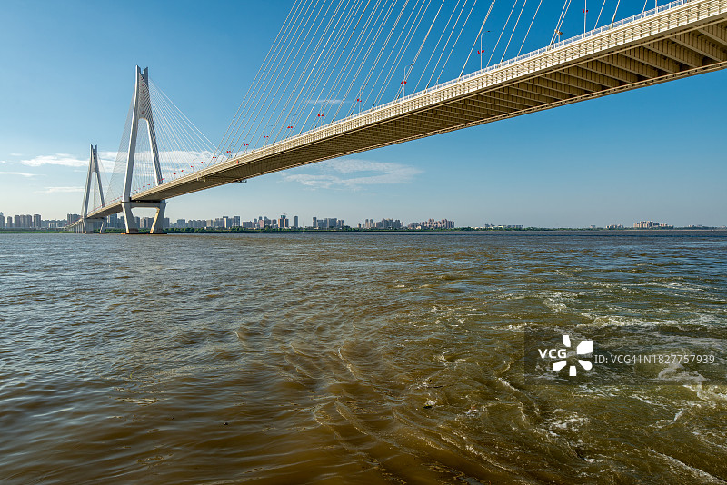 长江大桥下的武汉市天际线图片素材