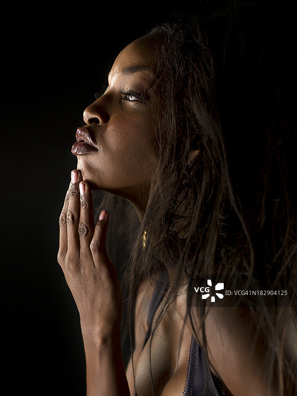 加勒比黑人妇女的侧面图片素材