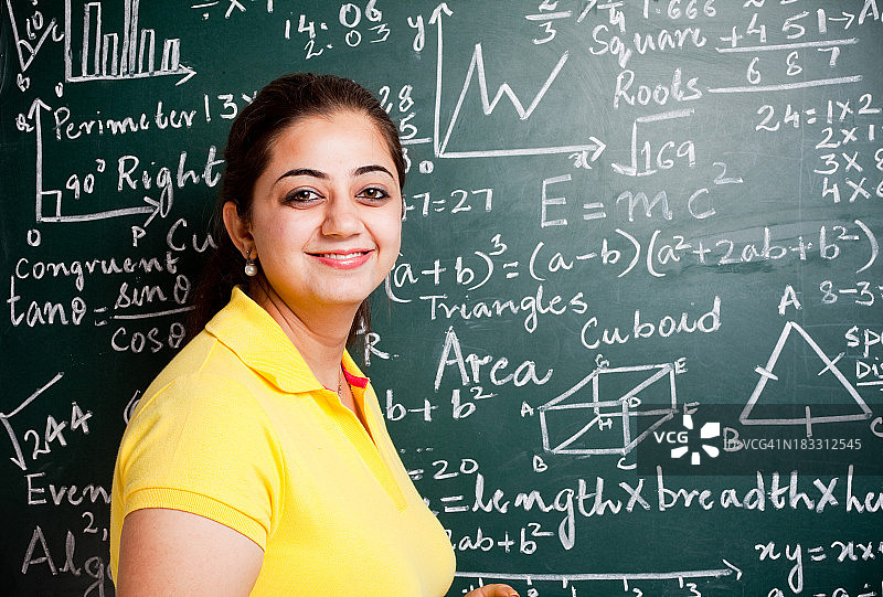 年轻貌美的印度数学老师和绿板在教室里图片素材