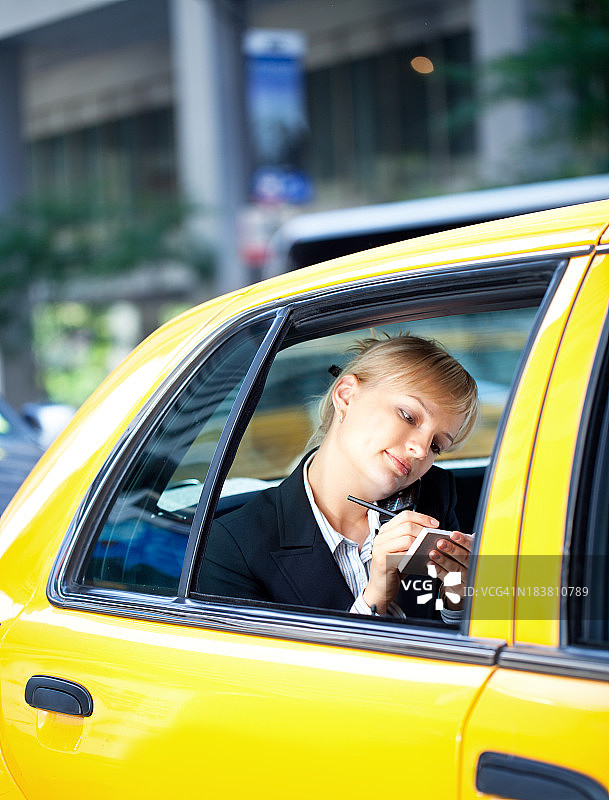 女商人在打电话，写便条黄色出租车出租车图片素材