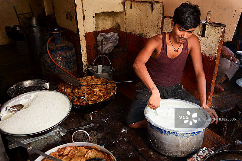 印度街头小贩准备食物图片素材