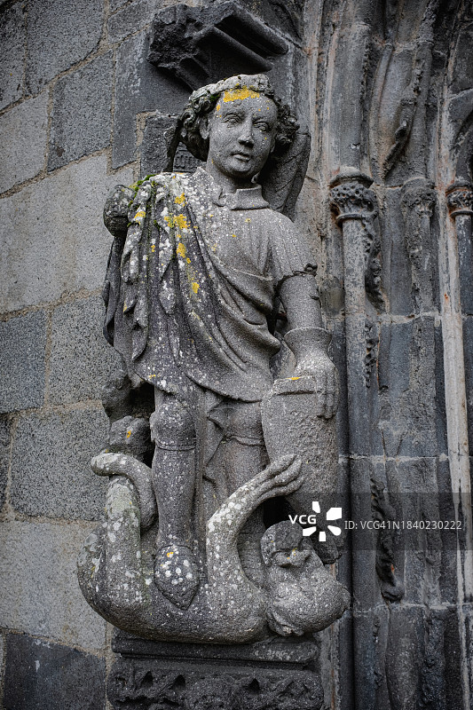 法国布列塔尼Folgoët大教堂门口的圣米迦勒战胜龙的雕像图片素材