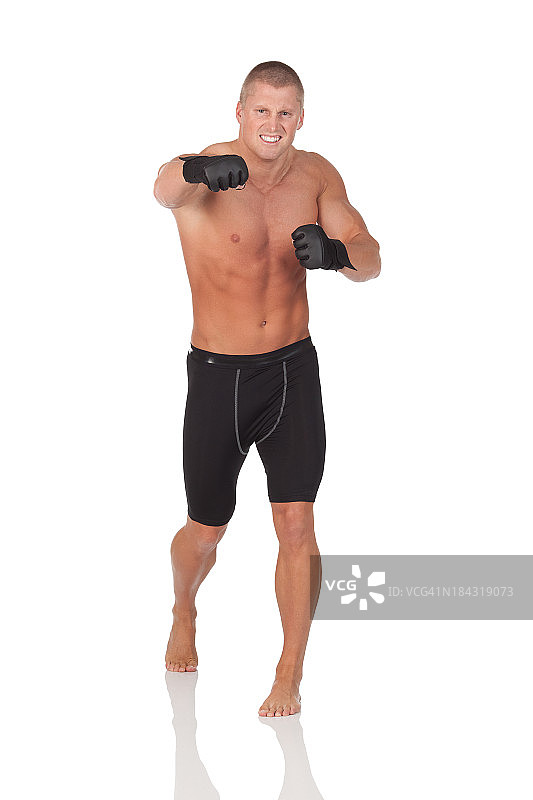 肌肉发达的男人摆姿势图片素材