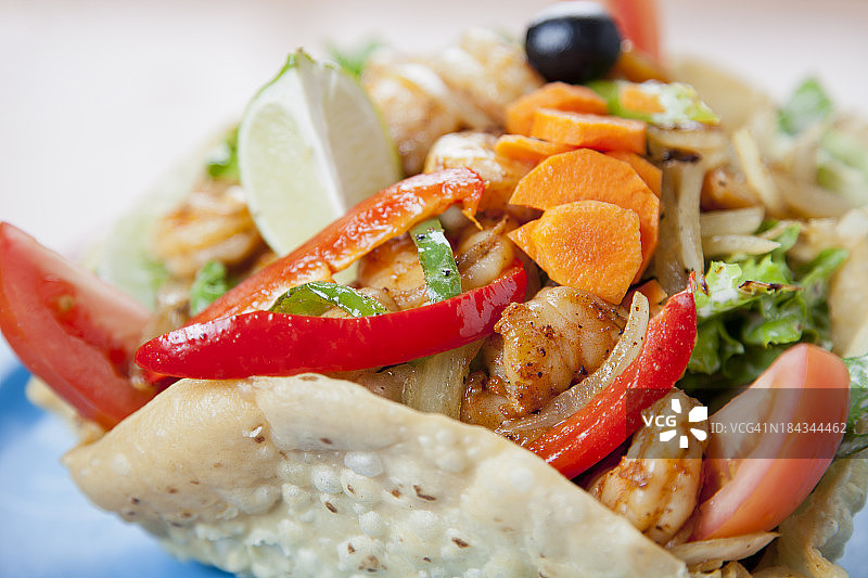 墨西哥食物:鲜虾法希塔沙拉在脆饼壳图片素材