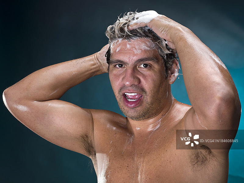 洗澡的西班牙中年男子图片素材
