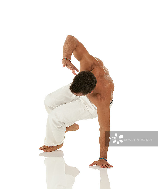 肌肉发达的男子练习卡泼卫拉舞图片素材